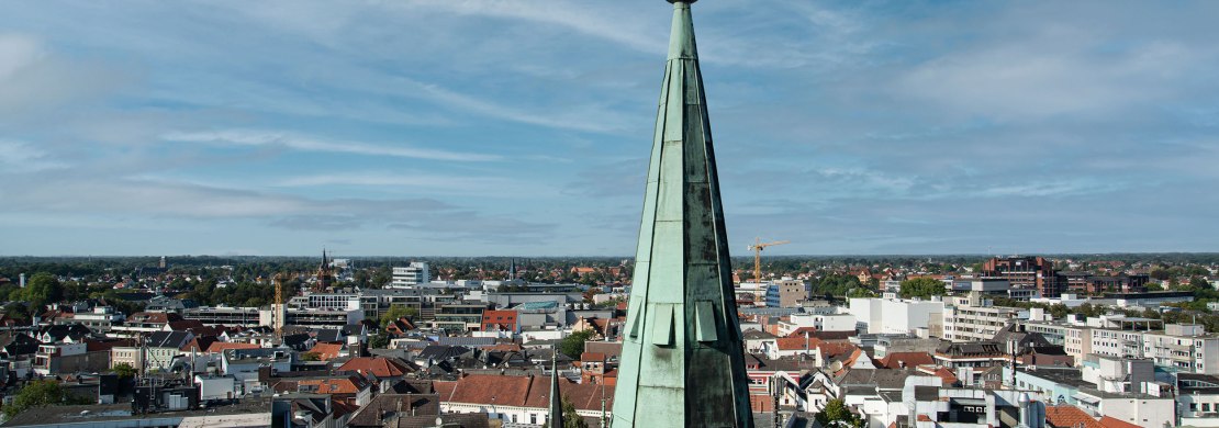 Blick über die Stadt Oldenburg mit Spitze der St. Lamberti-Kirche im Vordergrund