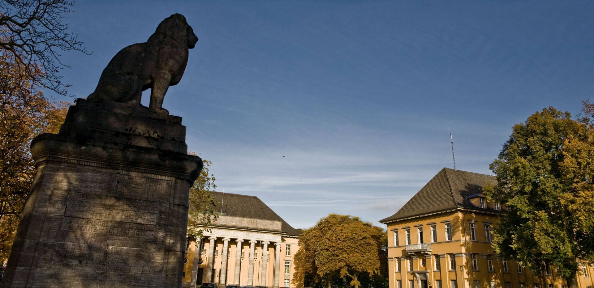 Blick auf das Gebäude "Alter Landtag" mit Löwenstatue im Vordergrund.