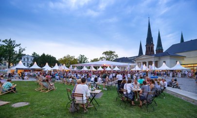 Blick auf die Veranstaltung "Kochen am Schloss" auf dem Schlossplatz.