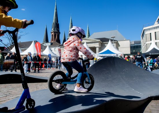 Kinder auf dem GSG Pumptrack auf der Veranstaltung Hallo Fahrrad in Oldenburg. Kinder auf dem GSG Pumptrack auf der Veranstaltung Hallo Fahrrad in Oldenburg.