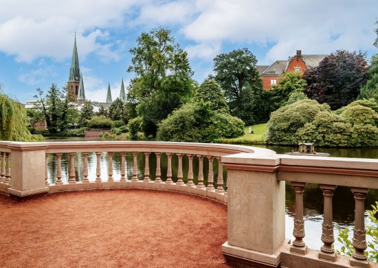 Blick aus dem Schlossgarten in Richtung Innenstadt mit Balustrade im Vordergrund.