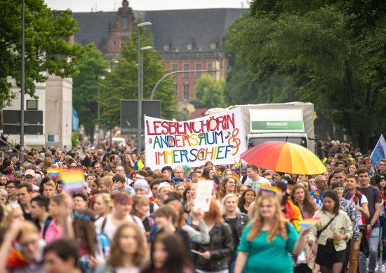 Farbefrohe Menschenmenge in der Stadt als Demonstration im Rahmen des Christopher Street Day (CSD) in Oldenburg.