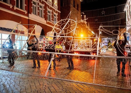 Die Adventszeit steht vor der Tür und pünktlich dazu beginnen die Arbeiten für die festliche Weihnachtsbeleuchtung in der Oldenburger Innenstadt. Mit viel Einsatz und Engagement bereitet das Team von Harders Lichtideen in diesen Tagen die Straßenbeleuchtung für die Adventszeit vor. Hier am Lappan.