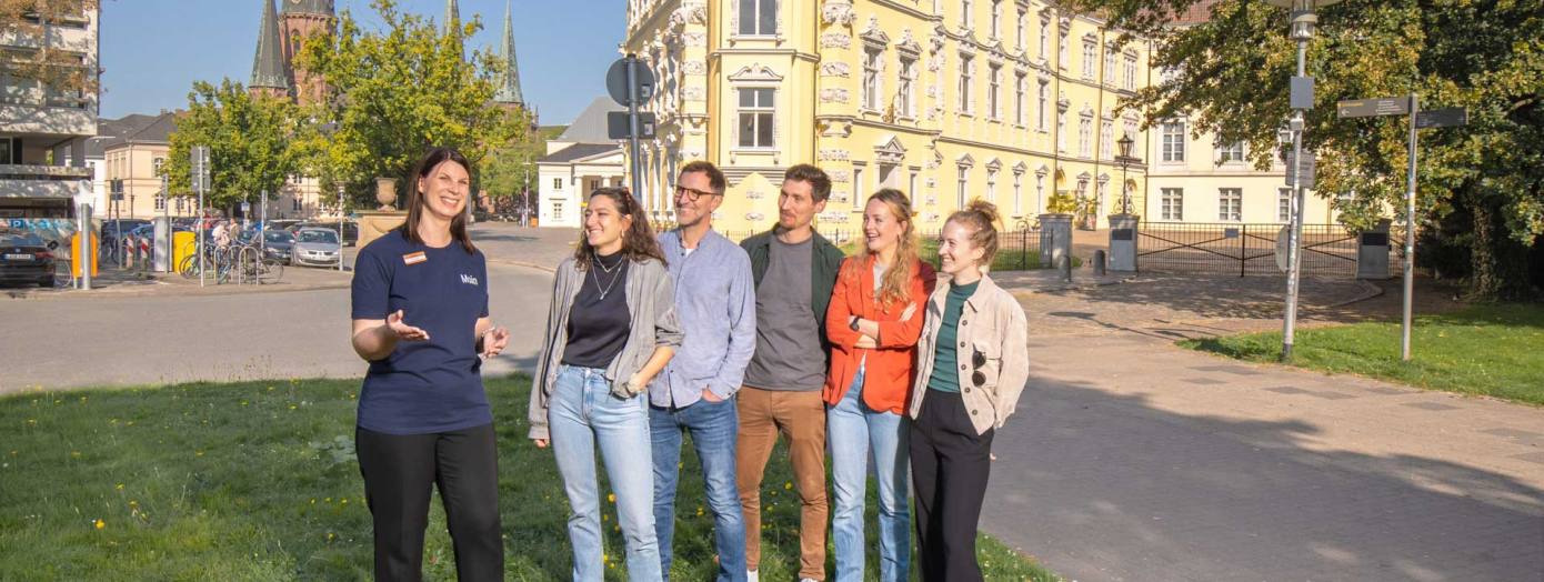 Gruppe bei einer Stadtf&uuml;hrung vor dem Oldenburger Schloss