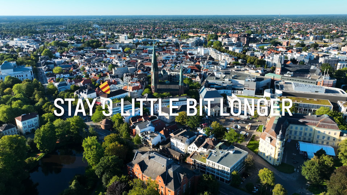 Fernblick über Oldenburg mit Titel "Stay o little bit longer"