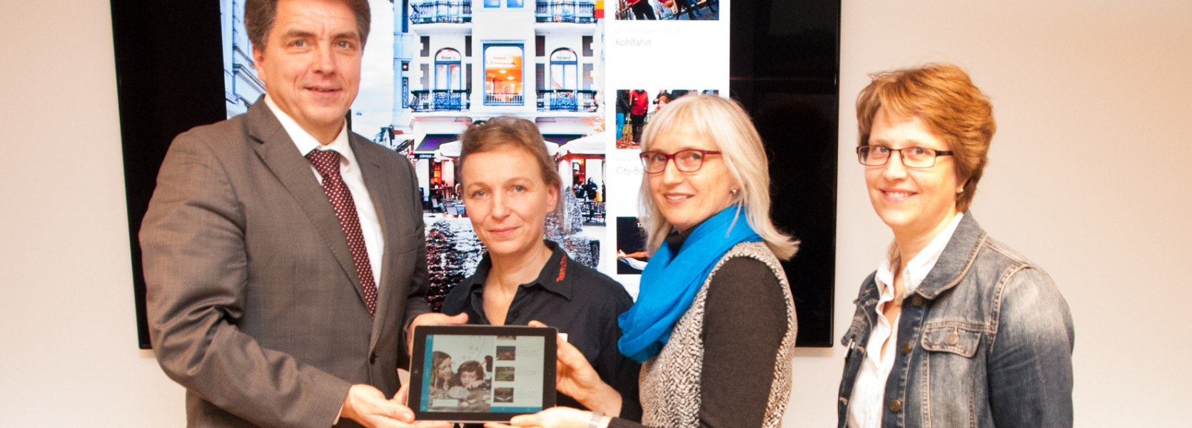 Die Oldenburg App wurde im Rahmen eines Pressetermin erstmal vorgestellt. Das &uuml;bernahmen Oberb&uuml;rgermeister J&uuml;rgen Krogmann, OTM-Gesch&auml;ftsf&uuml;hrerin Silke Fennemann und die OTM-Mitarbeiterinnen Iris Welzel und Mareen R&ouml;mer.