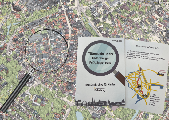 Vorder- und R&uuml;ckseite des Rallyeheftes auf einem Stadtplan mit einer Lupe.