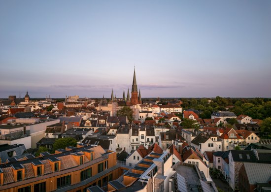 Luftaufnahme von Oldenburgs Innenstadt mit den Türmen der St. Lamberti-Kirche. 