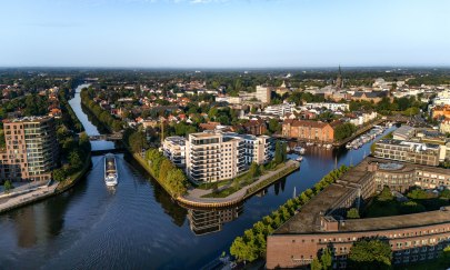 Blick auf den Oldenburger Hafen und die Hunte mit Schiff