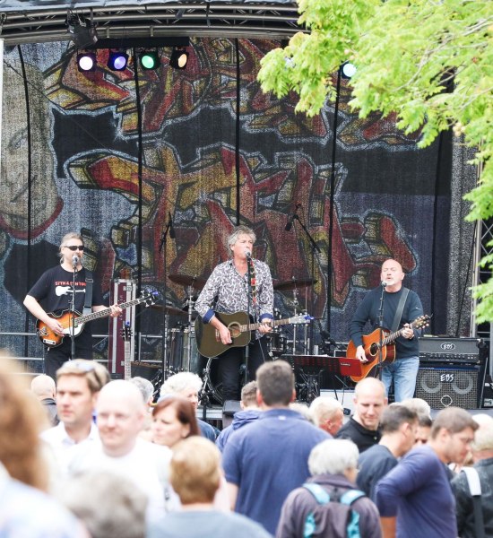 Ein musikalischer Auftritt einer Band in der Burgstraße in Oldenburg im Rahmen der Feierlichkeiten "Summer of Love - 50 Jahre Fußgängerzone".