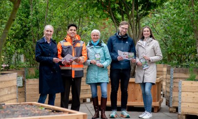 Tanja Piening (Leitung Fachdienst Stadtgr&uuml;n &ndash; Planung und Neubau), Gabriel Kaya (Fachdienst Stadtgr&uuml;npflege und Friedh&ouml;fe), Silke Fennemann (Gesch&auml;ftsf&uuml;hrerin OTM), Guide Mu&szlig;mann (Leitung Fachdienst Stra&szlig;enunterhaltung), Melanie Jauken (Leitung Veranstaltungsmanagement OTM) im Stadtwald auf dem Waffenplatz.