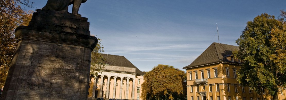 Blick auf das Geb&auml;ude "Alter Landtag" mit L&ouml;wenstatue im Vordergrund.