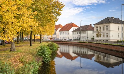 Blick auf die Mühlenhunte mit Herbstlaub. 