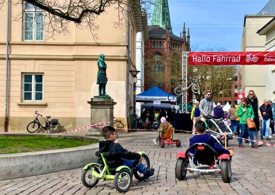 Kinder fahren auf dem Liegerad-Parcour bei Hallo Fahrrad in Oldenburg. 