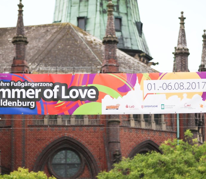 Werbebanner Summer of Love in der Innenstadt
