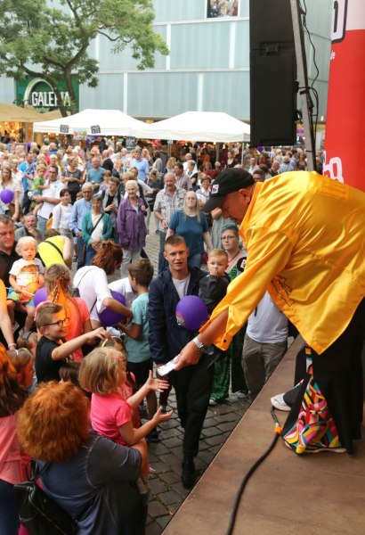 ffn-Morgenmän Franky auf der Bühne auf dem Rathausmarkt zur Party im Rahmen der Feierlichkeiten "Summer of Love - 50 Jahre Fußgängerzone"