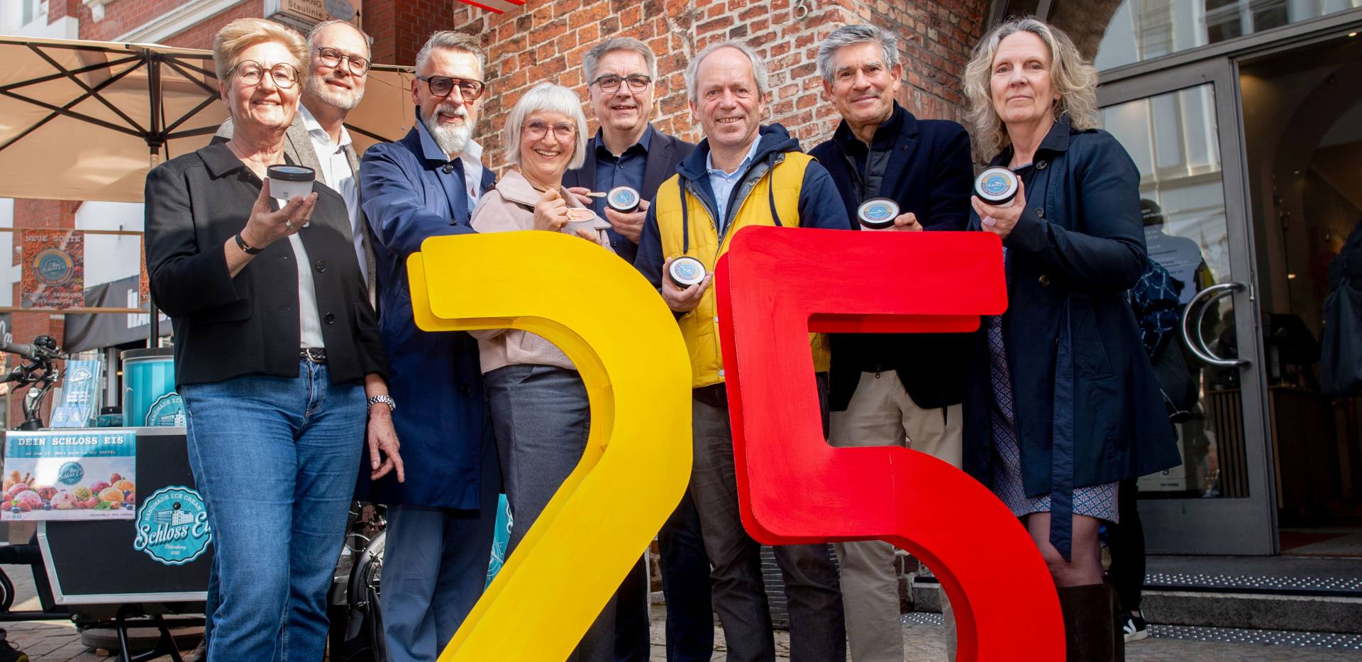 Gemeinsam mit geladenen G&auml;sten nutzten Oberb&uuml;rgermeister J&uuml;rgen Krogmann und OTM-Gesch&auml;ftsf&uuml;hrerin Silke Fennemann den Jubil&auml;umsrahmen, um auf 25 Jahre professionelles Tourismusmarketing zur&uuml;ckzublicken &ndash; und anschlie&szlig;end das neue Oldenburg-Eis erstmals zu verkosten. Damit wurde der Tourismus in Oldenburg sprichw&ouml;rtlich &bdquo;noch schmackhafter. BU (v. l.): Partner im StadtMarketing Oldenburg: Britta Silchm&uuml;ller (OLB), Olaf Meenen (LZO), Stefan Dieker (1. Vorsitzender GfOL e. V.), Silke Fennemann (Gesch&auml;ftsf&uuml;hrerin OTM GmbH), Oberb&uuml;rgermeister J&uuml;rgen Krogmann, Ralph Wilken (Leiter der Wirtschaftsf&ouml;rderung und Mitglied der Gesellschafterversammlung), Christian Bunk (&Ouml;ffentliche Versicherung, Partner im StadtMarketing) sowie Bettina Unruh (SPD-Ratsfrau und Mitglied der Gesellschafterversammlung).
