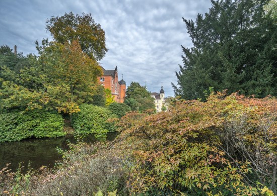 Blick in den Schlossgarten in Richtung Elisabeth-Anna-Palais und Schloss im mit herbstlich eingefärbtem Laub. 