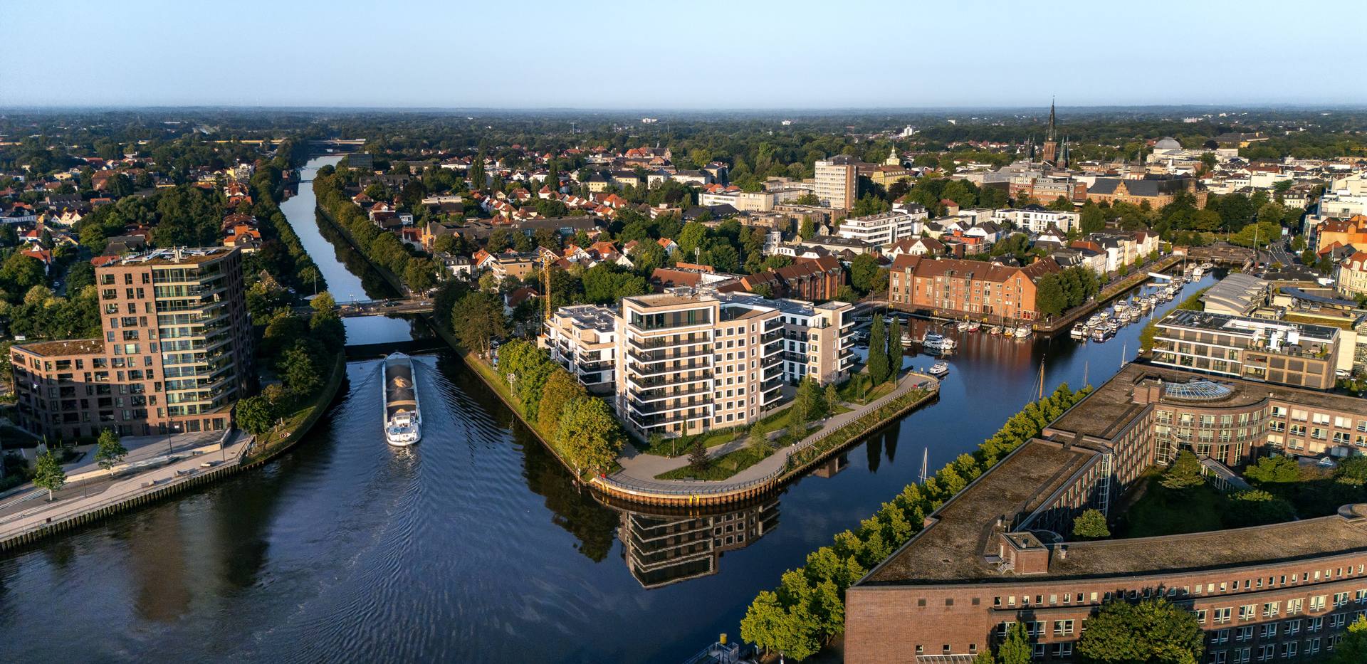 Blick auf den Oldenburger Hafen und die Hunte mit Schiff