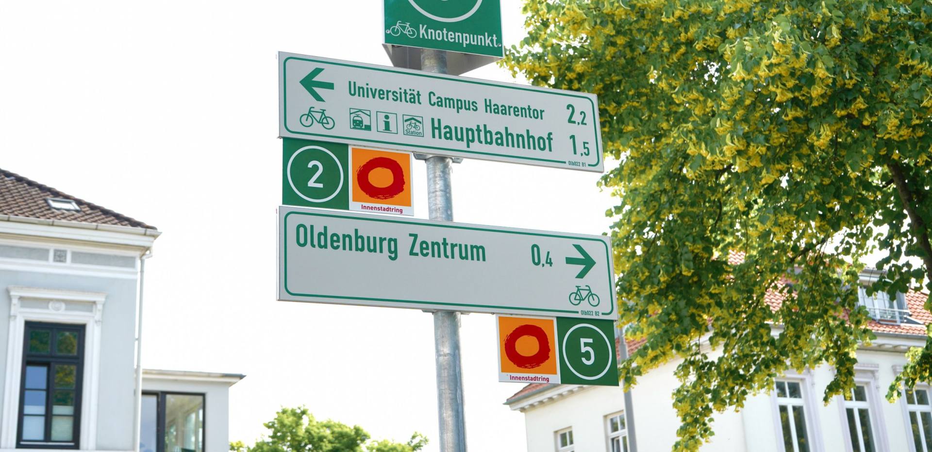 Fahrradwegweiser mit Radwegeausschilderung für den Alltagsradverkehr, Knotenpunkten und der Wegeführung für die Route um Oldenburg. 