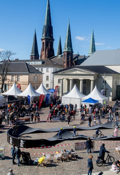 Blick auf den Schlossplatz in Oldenburg und auf die Veranstaltung Hallo Fahrrad und den GSG Pumptrack.