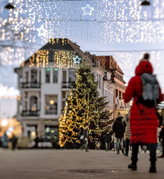 Innenstadtaufnahme am "Lefferseck" mit Weihnachtsbeleuchtung und Tannenbaum. Innenstadtaufnahme am "Lefferseck" mit Weihnachtsbeleuchtung und Tannenbaum.