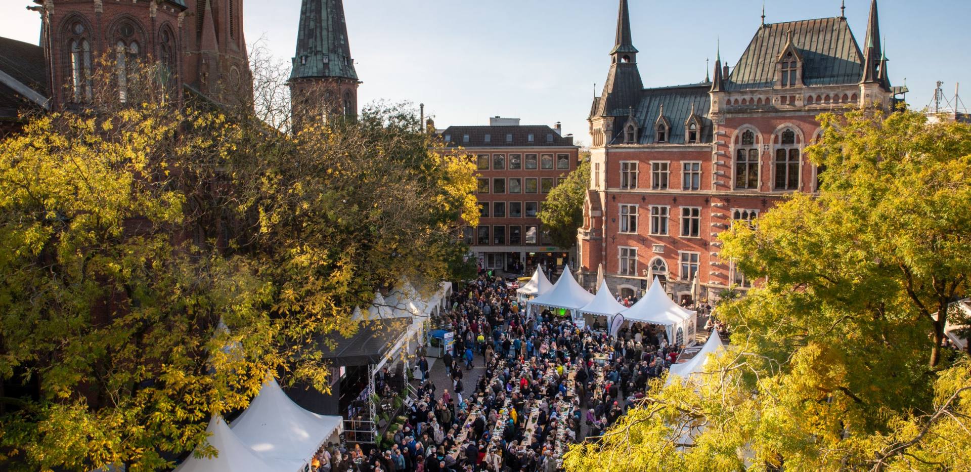 Luftblick auf den Rathausmarkt zur Veranstaltung "Hallo Grünkohl".