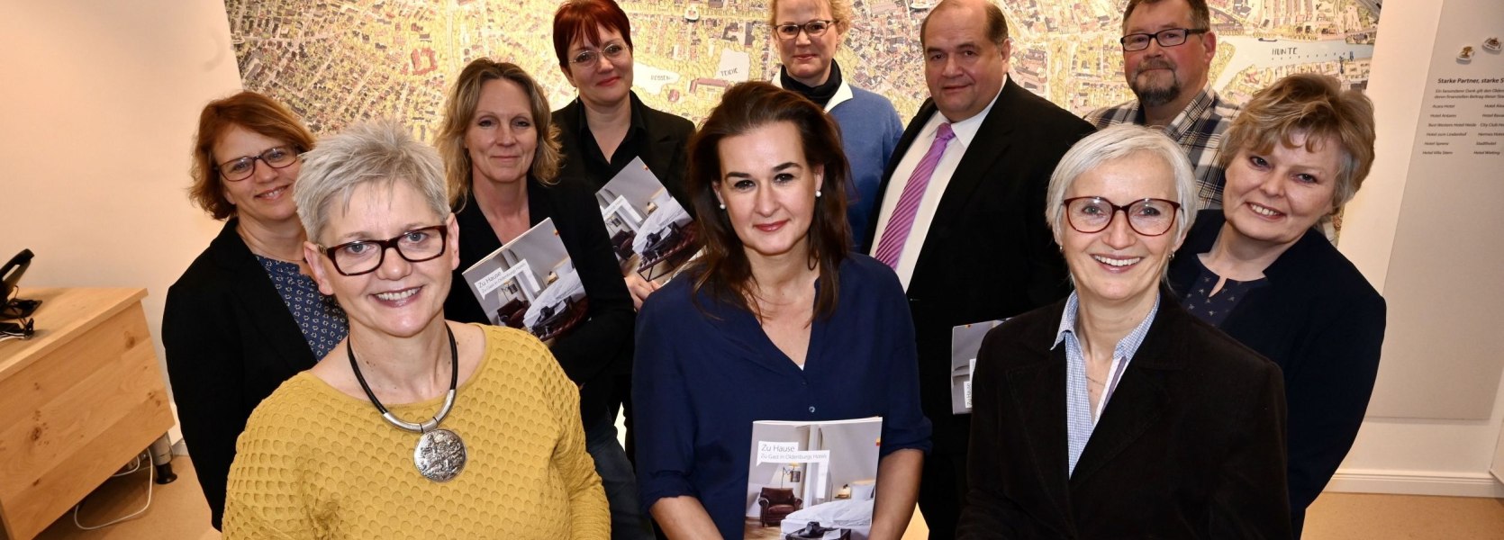 Am 19.11.2019 stellen Vertreterinnen und Vertreter der beteiligten Oldenburger Hotelbetriebe gemeinsam mit der OTM das neue Hotelmagazin vor.Von links: Sandra M&uuml;hlau (Hotel Bavaria), Andrea B&auml;umler (Gesch&auml;ftsf&uuml;hrende Gesellschafterin Hermes Hotel), Bettina Unruh (Gesch&auml;ftsf&uuml;hrerin Hotel Villa Stern), Marita Bunger (Best Western Hotel Heide), Andrea Schmitz (Altera Hotel), Gesa Wieting-M&uuml;hlhausen (Gesch&auml;ftsf&uuml;hrerin Hotel Wieting), Holger Kruse (Gesch&auml;ftsf&uuml;hrer Acara Hotel, Hotel Alexander, City Club Hotel und Hotel Antares), Silke Fennemann (Gesch&auml;ftsf&uuml;hrerin OTM), Andreas B&auml;umler (Hermes Hotel), Maike Dralle (Gesch&auml;ftsf&uuml;hrerin Etzhorner Krug).