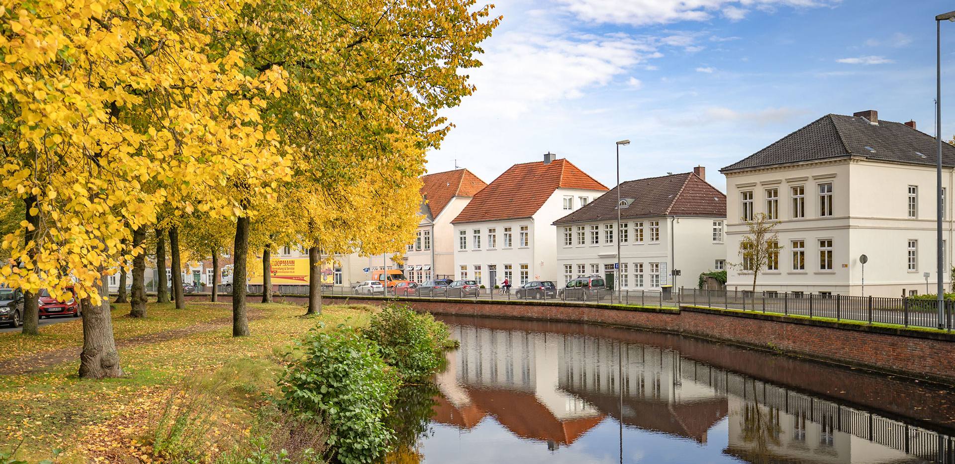 Blick auf die Mühlenhunte mit Herbstlaub. 