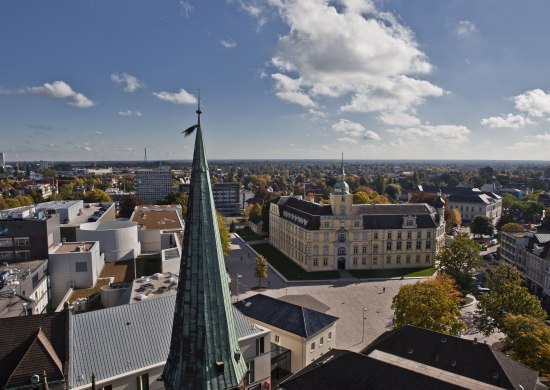 Blick über die Stadt von der St. Lamberti-Kirche in Richtung Schlossplatz mit Oldenburger Schloss.
