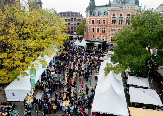 Blick von oben auf den Rathausmarkt und das Alte Rathaus zur Veranstaltung "Hallo Grünkohl" im November in Oldenburg.
