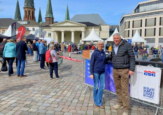 Silke Fennemann (Gesch&auml;ftsf&uuml;hrerin Oldenburg Tourismus und Marketing GmbH) und Daniel Jircik (Gesch&auml;ftsf&uuml;hrer GSG Oldenburg) vor dem GSG Pumptrack bei Hallo Fahrrad 2026.