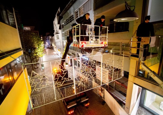 Die Adventszeit steht vor der Tür und pünktlich dazu beginnen die Arbeiten für die festliche Weihnachtsbeleuchtung in der Oldenburger Innenstadt. Mit viel Einsatz und Engagement bereitet das Team von Harders Lichtideen in diesen Tagen die Straßenbeleuchtung für die Adventszeit vor. Hier am Waffenplatz. 