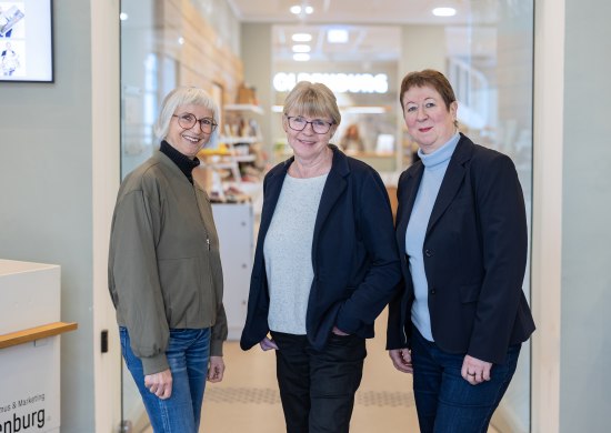 von links: Gesch&auml;ftsf&uuml;hrerin Silke Fennemann steht seit der Gr&uuml;ndung an der Spitze. Die Mitarbeiterinnen Annelene Drieling und Martina Stammberger sind ebenfalls seit 25 Jahren dabei. 