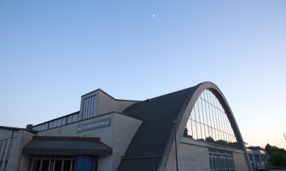 Blick auf die Weser-Ems-Hallen bei Abenddämmerung.