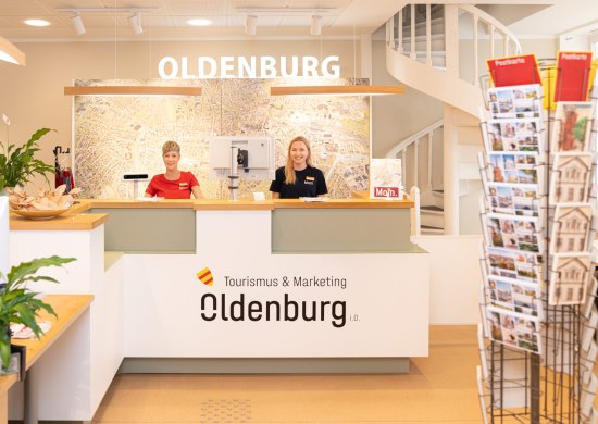 Zwei Mitarbeiterinnen stehen hinter dem Tresen in der Oldenburger Touristinfo