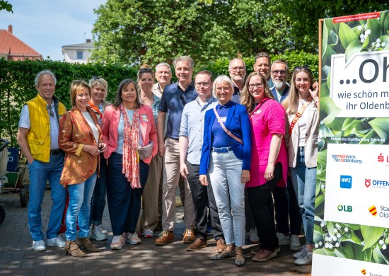von links: Ralph Wilken (Leiter Wirtschaftsförderung), Christine Wolff (Mitglied der Gesellschafterversammlung und Ratsfraktion Bündnis 90/Die Grünen), Maike Kuhnt (Vorstand Gemeinsam für Oldenburg e.V.), Stadtbaurätin Christine-Petra Schacht, Fenja Beckhäuser (Vorstand Gemeinsam für Oldenburg e.V.), Daniel Jircik (Geschäftsführer GSG Oldenburg), Oberbürgermeister Jürgen Krogmann, Jorit May (Fachdienstleitung Stadtgrünpflege und Stadtgrün), Silke Fennemann (Geschäftsführerin OTM GmbH), Olaf Meenen (Geschäftsführer der Regionalen Stiftung der Landessparkasse zu Oldenburg), Friederike Töbelmann (OTM GmbH), Thorsten Logemann (Amt für Umweltschutz und Bauordnung), Stefan Dieker (1. Vorsitzender Gemeinsam für Oldenburg e.V.), Melanie Jauken (OTM).