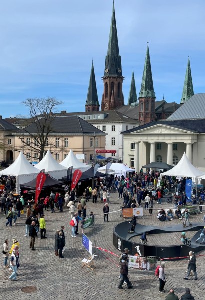 Blick auf den Schlossplatz mit GSG Pumptrack bei Hallo Fahrrad 2026.