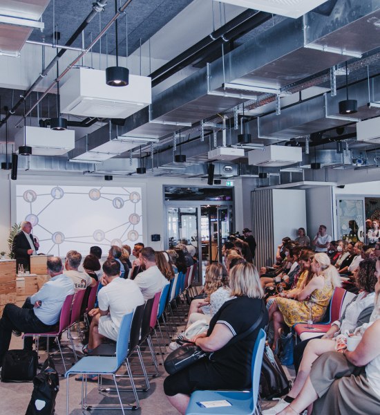 Du planst etwas richtig Großes?
Die Auditorien können ganz einfach miteinander verbunden werden und bieten dann Platz für Veranstaltungen mit bis zu 210 Gästen. Beamer und Mikrofone inklusive.220€ pro Stunde (netto) Du planst etwas richtig Großes?
Die Auditorien können ganz einfach miteinander verbunden werden und bieten dann Platz für Veranstaltungen mit bis zu 210 Gästen. Beamer und Mikrofone inklusive.220€ pro Stunde (netto)
