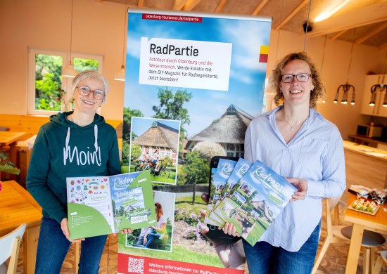 Silke Fennemann (Geschäftsführerin der Oldenburg Tourismus und Marketing GmbH) und Tina Tönjes (Leiterin Touristikgemeinschaft Wesermarsch) stellen am 4. April 2024 im Diershof in Oldenburg (Fotopunkt der Tour) die neue Fotoerlebnistour 