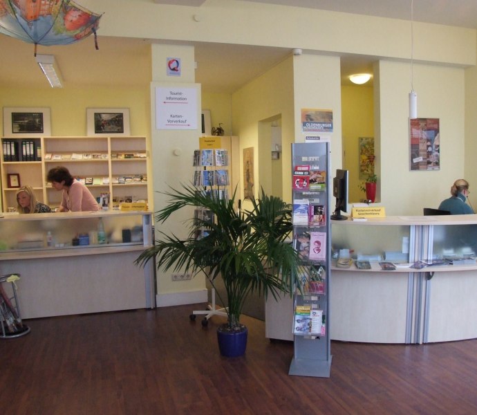 Blick in den Innenraum der Touristinfo in der Kleinen Kirchenstra&szlig;e.