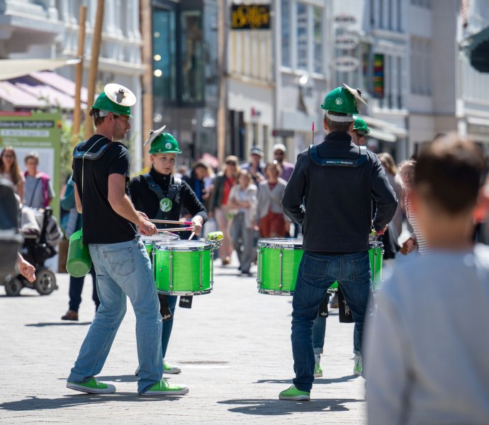 Band Greenbeats in Aktion in der Fußgängerzone zur Eröffnung der Stadtgärten 2025.