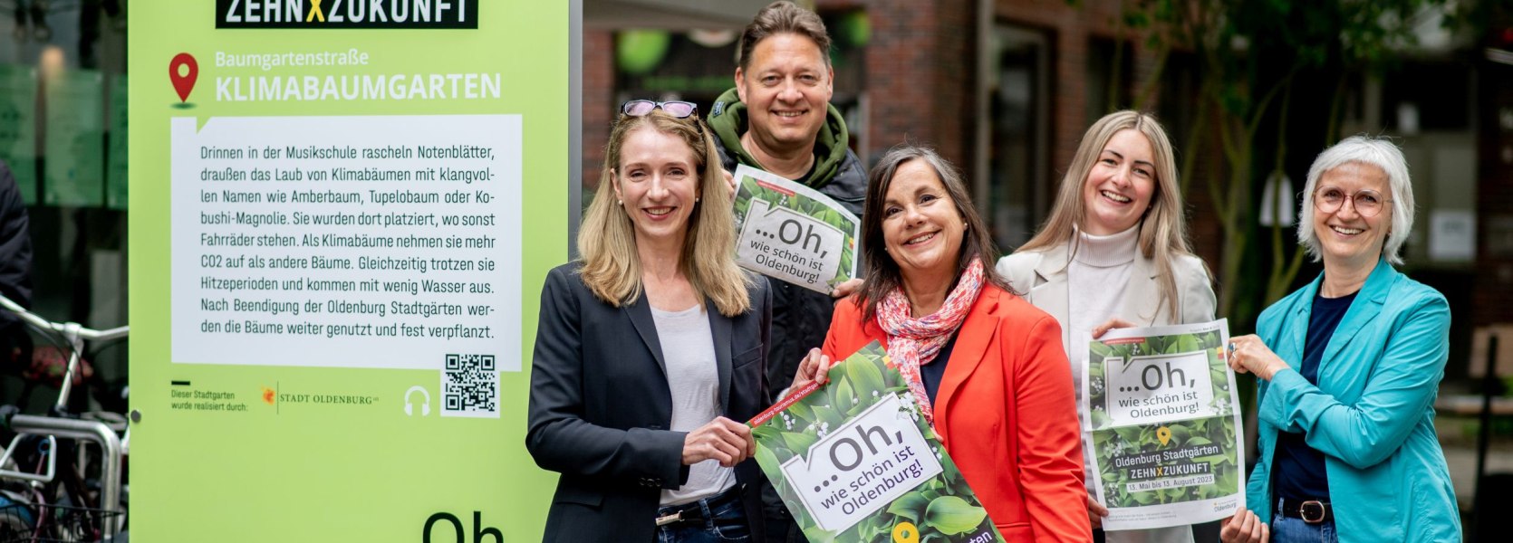 Tanja Piening (Fachdienstleitung Stadtgr&uuml;n, Stadt Oldenburg), Thorsten Logemann (Fachdienst Stadtgr&uuml;n, Stadt Oldenburg), Stadtbaur&auml;tin Christine-Petra Schacht, Melanie Jauken (Veranstaltungsmanagement OTM) und Silke Fennemann (Gesch&auml;ftsf&uuml;hrerin OTM) freuen sich im Klimabaumgarten in der Baumgartenstra&szlig;e auf die Er&ouml;ffnung der Oldenburg Stadtg&auml;rten am Samstag, den 13. Mai 2023.
