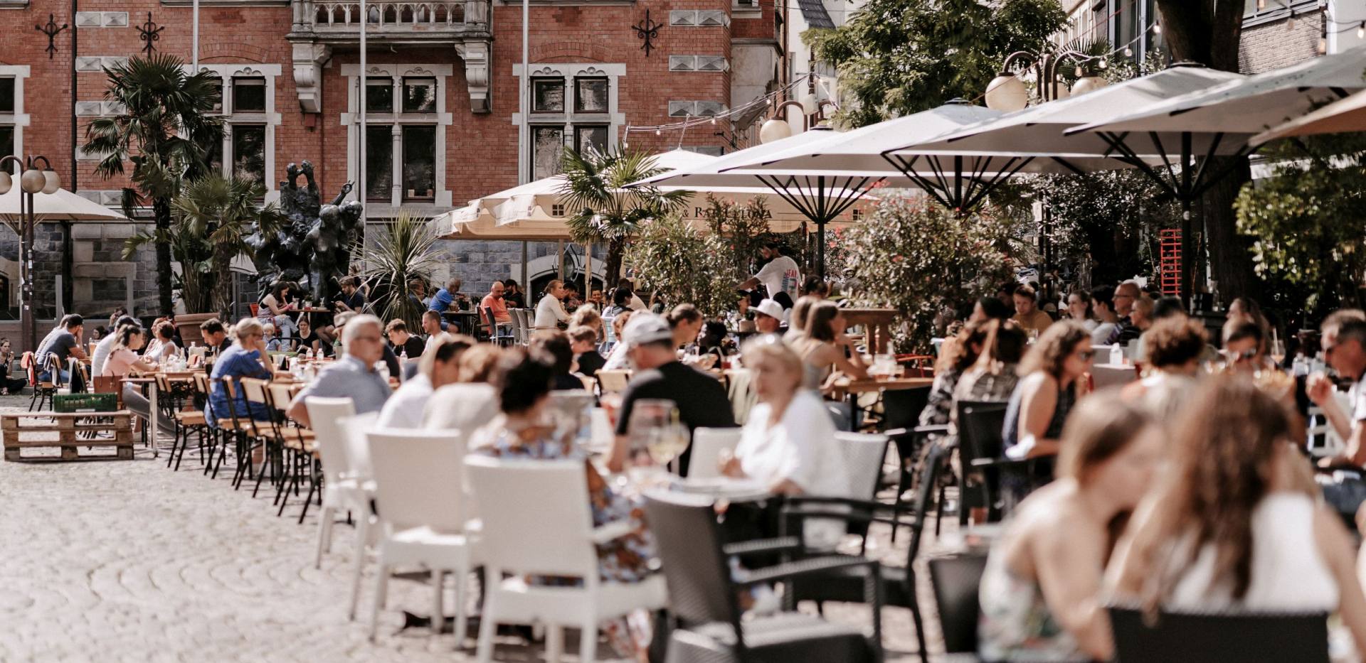 Belebter Marktplatz in der Oldenburger City vor dem Alten Rathaus im Sommer. 