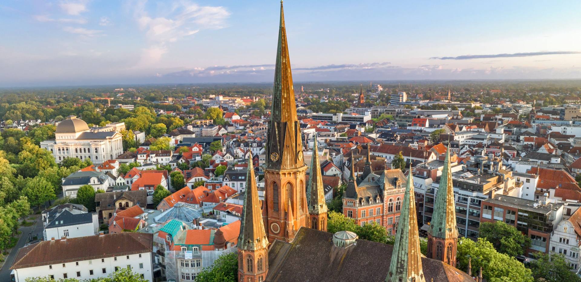 Luftaufnahme von der Innenstadt mit St. Lamberti-Kirche und Staatstheater.