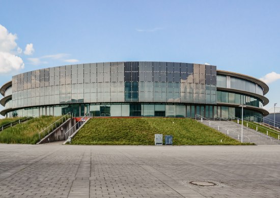 Frontalaufnahme der EWE Arena der Weser-Ems-Hallen.