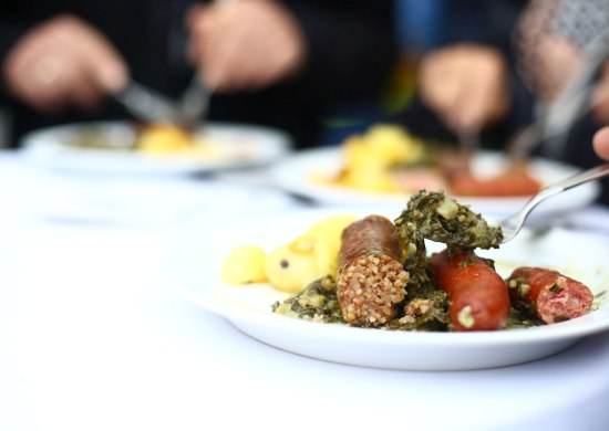 Drei Personen sitzen zusammen und essen Grünkohl klassisch.