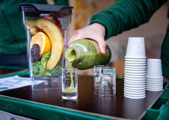 Es wird ein Grünkohl-Smoothie in ein Probierglas eingeschenkt auf der Veranstaltung "Hallo Grünkohl". Es wird ein Grünkohl-Smoothie in ein Probierglas eingeschenkt auf der Veranstaltung
