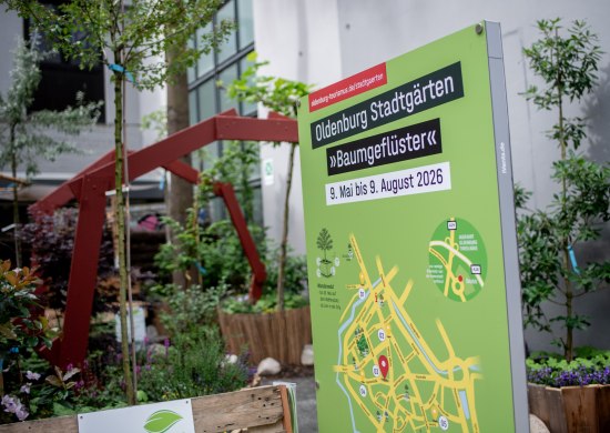 Stadtgarten und Infotafel mit Datum und Standorte aller Stadtg&auml;rten in Oldenburg.