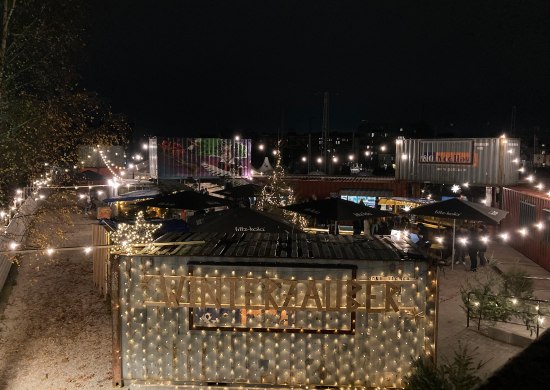 Blick auf den Weihnachtsmarkt Winterzauber im Gleispark Oldenburg